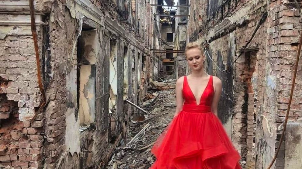 Abschluss-Fotos im Krieg. Ihr Traum lebt, der Rest liegt in Trümmern