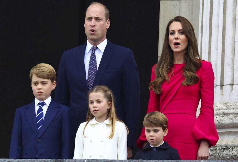 Britain's Prince William, Kate, Duchess of Cambridge, Prince George, Princess Charlotte and Prince Louis, sing the national anthem as they appear on the balcony of Buckingham Palace, at the end of the Platinum Jubilee Pageant outside Buckingham Palace in London, Sunday June 5, 2022, on the last of four days of celebrations to mark the Platinum Jubilee. (Hannah McKay/Pool Photo via AP)
