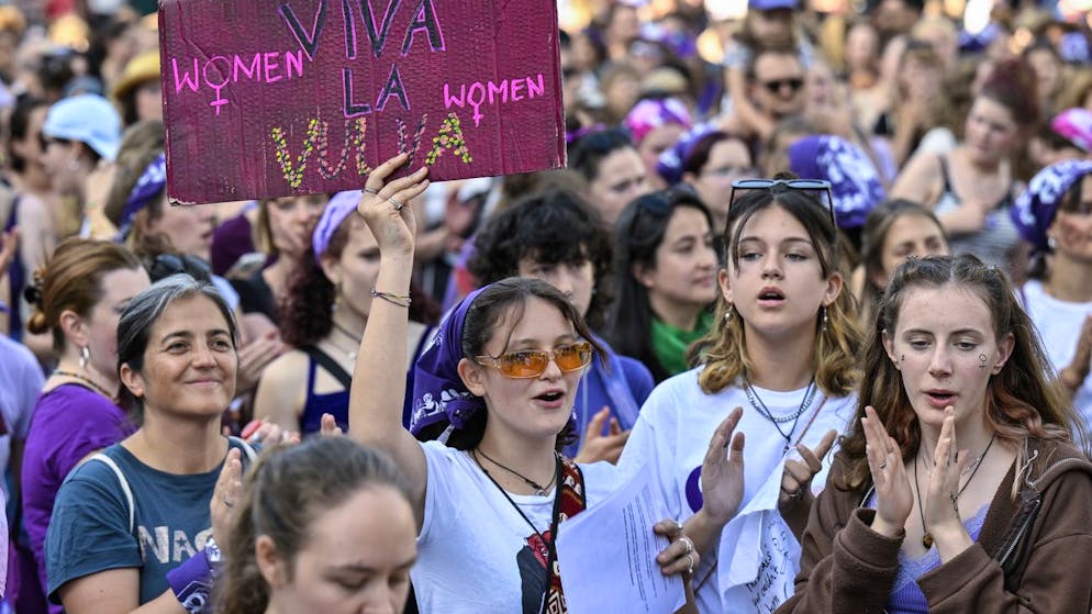 «Immer no hässig!». Tausende an Frauenstreik-Kundgebung in Bern und Zürich
