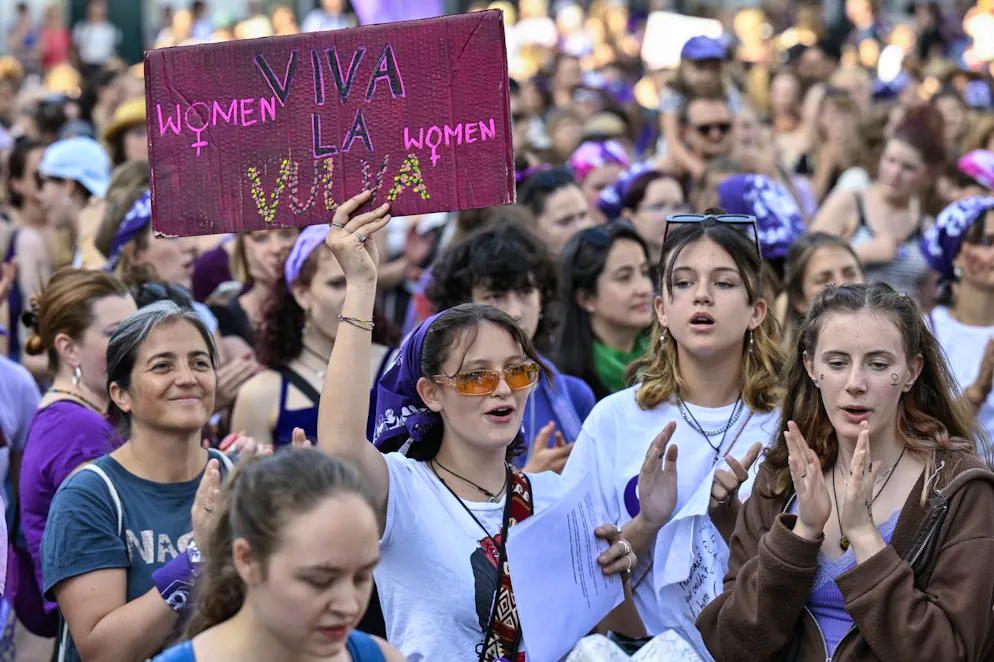 Der Weg zur Gleichberechtigung ist noch weit: Demonstrantinnen am Frauenstreik im Juni 2022 auf dem Bundesplatz in Bern.