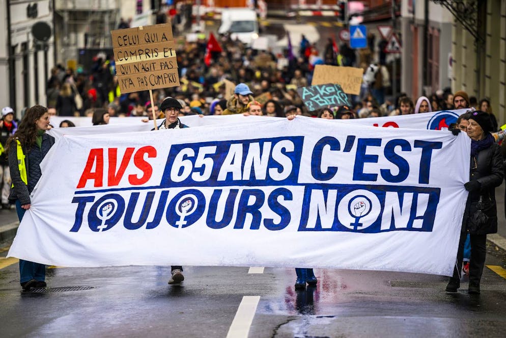 Des personnes manifestent avec une banderole