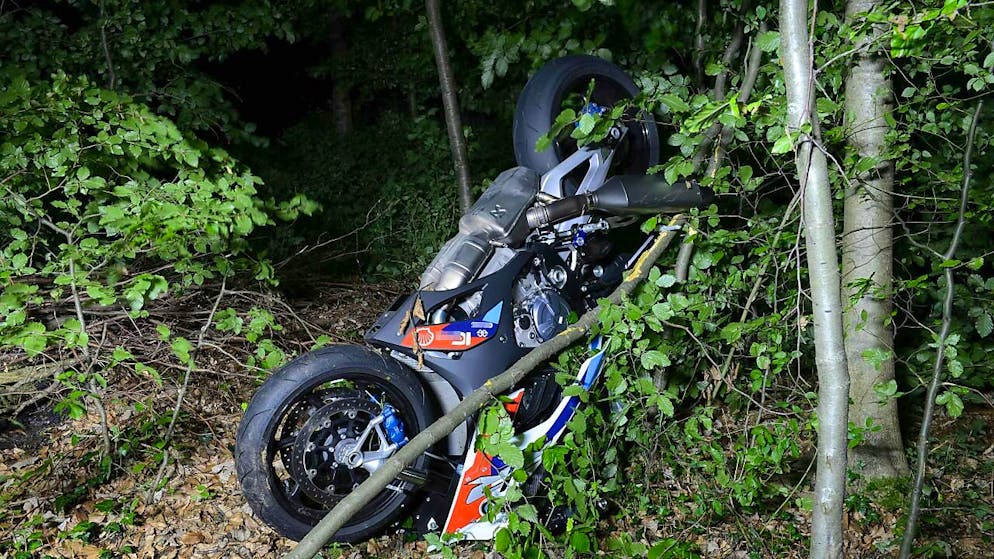 Beim Sturz mit diesem schweren Motorrad wurde ein 26-jähriger Lenker aus dem Kanton Schwyz im Aargau tödlich verletzt.