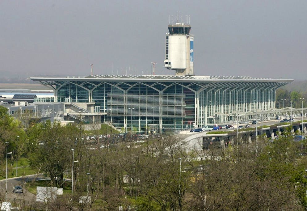 Blick auf den EuroAirport vom Swiss Hauptsitz in Basel am Freitag, 13. April 2007. An der Pressekonferenz der Swiss International Airlines am Hauptsitz der Gesellschaft am Freitag, 13. April 2007 am EuroAirport in Basel informierte das Unternehmen ueber das Angebot, dass seit 15. Januar 2007 am EuroAirport angeboten wird. Zehn Destinationen, attraktive Preise ab CHF 99.00 und Tagesverbindungen fuer Geschaefsreisende. Die durchschnittliche Auslastung betraegt 62.5 Prozent. (KEYSTONE/Georgios Kefalas)