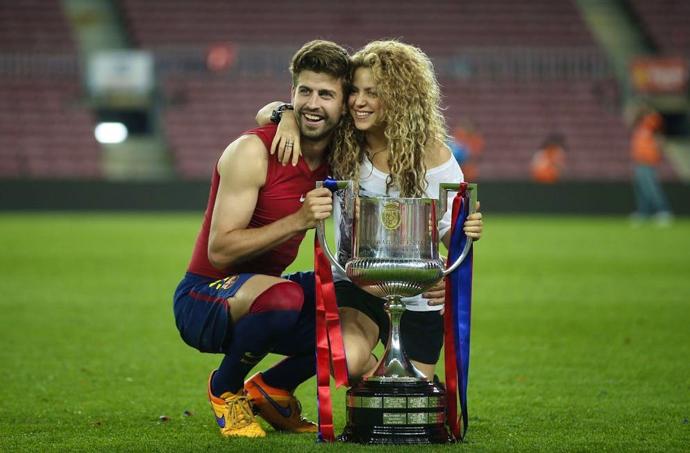 epa04776564 FC Barcelona's Gerard Pique (L), with his girlfriend, Colombian singer Shakira, celebrates his team's victory over Athletic Bilbao at the end of the Spanish King's Cup final match at Camp Nou stadium in Barcelona, Spain, 30 May 2015. EPA/Andreu Dalmau