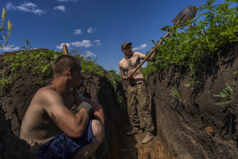 Des militaires ukrainiens creusent des tranchées près de la ligne de front dans la région de Donetsk, dans l'est de l'Ukraine, le mercredi 8 juin 2022.
