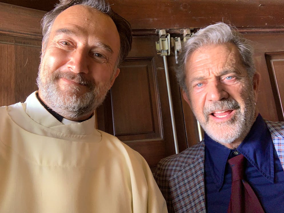 Carlos Leal und Mark Wahlberg in «Father Stu». Mit von der Partie in «Father Stu »: Mel Gibson als Vater von Stuart Long. « Zum Schwatzen kamen wir leider nicht gross »,  bedauert Carlos Leal.
