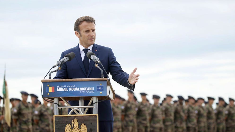 Frankreichs Präsident Emmanuel Macron spricht am 15. Juni 2022 auf dem Militärstützpunkt Mihail Kogalniceanu in Rumänien.