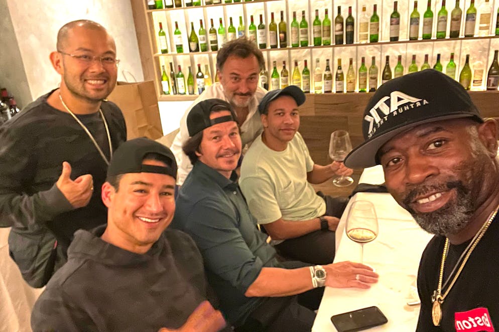 Carlos Leal und Mark Wahlberg in «Father Stu». Hollywood Dinner-Spass mit der «Entourage»: Mark Wahlberg, Schauspieler/Moderator Mario Lopez, Schauspieler Aaron Moten und Carlos Leal, flankiert von zwei weiteren Wahlberg Kumpeln. 