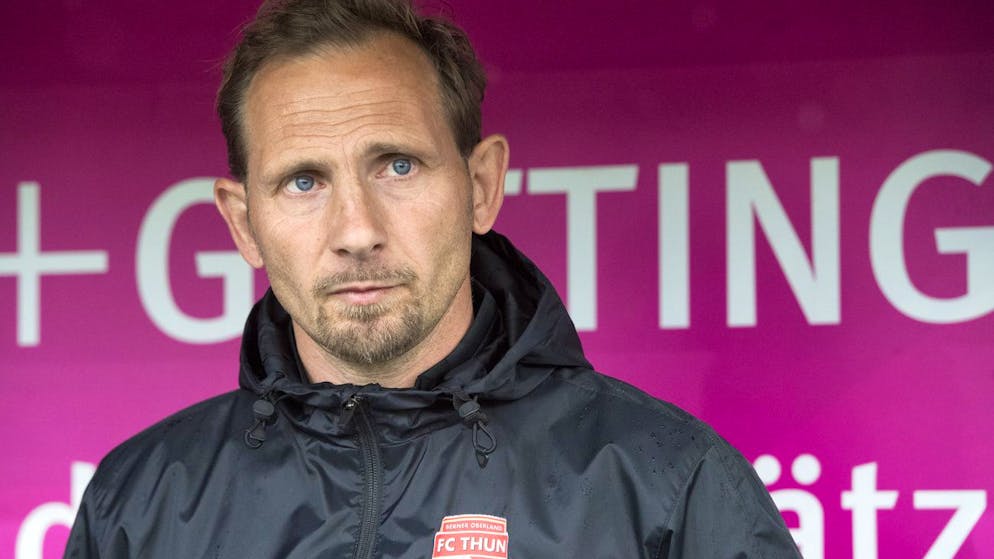 Thunes Trainer Mauro Lustrinelli, im Fussball Meisterschaftsspiel der Super League zwischen dem FC Thun und dem FC Luzern, am Samstag, 6. Mai 2017 in der Stockhorn Arena in Thun. (KEYSTONE/Anthony Anex)