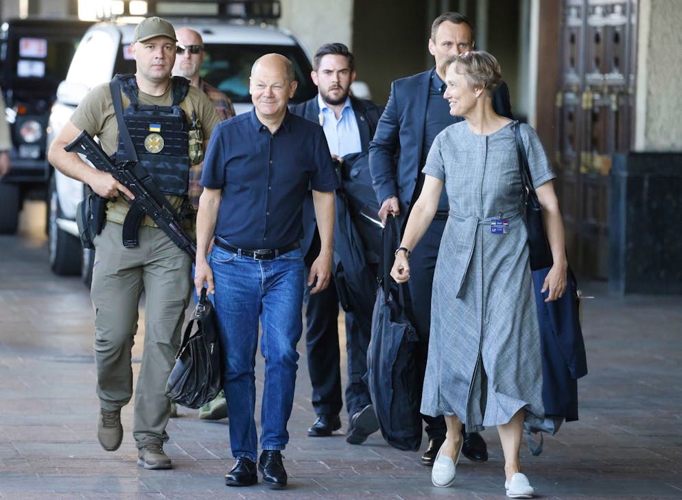 Kanzler Olaf Scholz ist am Donnerstagmorgen zusammen mit Mario Draghi und Emmanuel Macron in Kiew angekommen. 