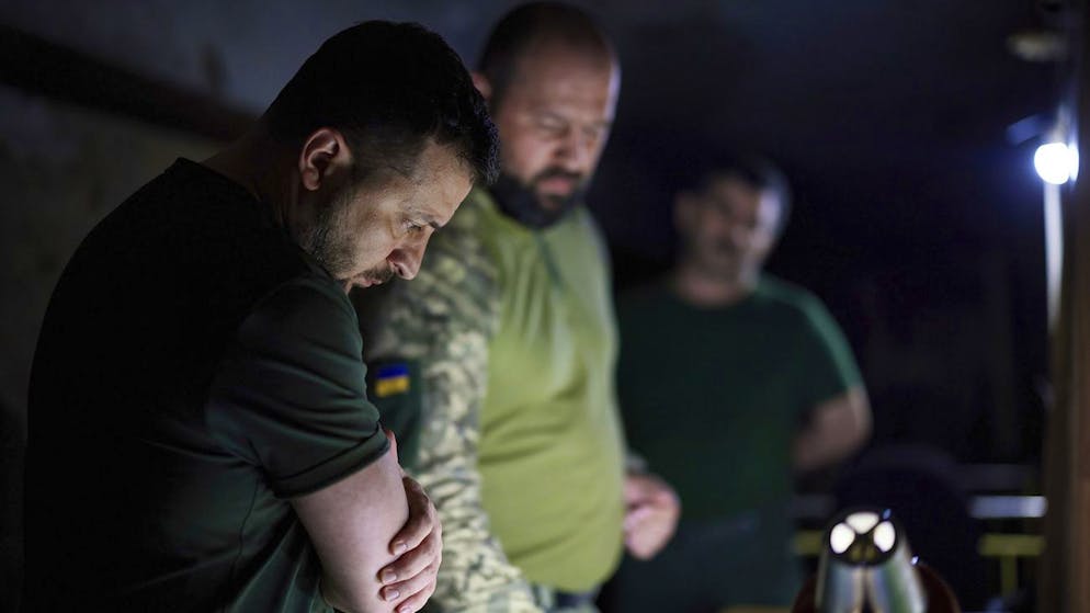 Zwischen all den Staatsbesuchen und Telefonaten mit den Führern der Welt hat der ukrainische Präsident Wolodymyr Selenskyj auch noch Zeit, an die Front zu fahren, sowie hier in der Nähe von Donetzk. (Ukrainian Presidential Press Office via AP)