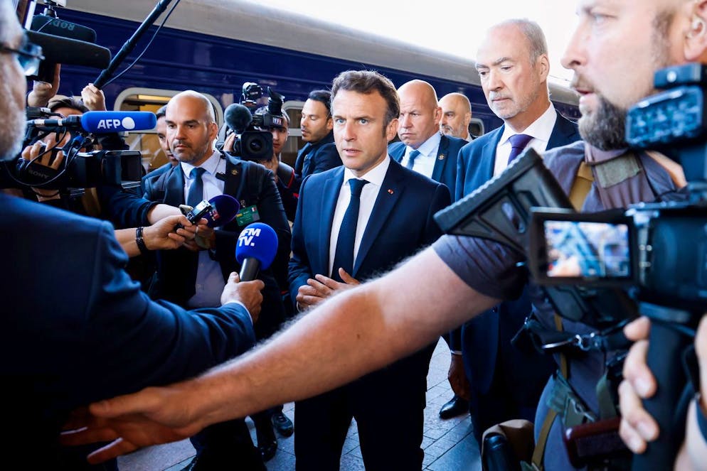 Der französische Präsident Emmanuel Macron gibt nach seiner Ankunft in Kiew Interviews. 