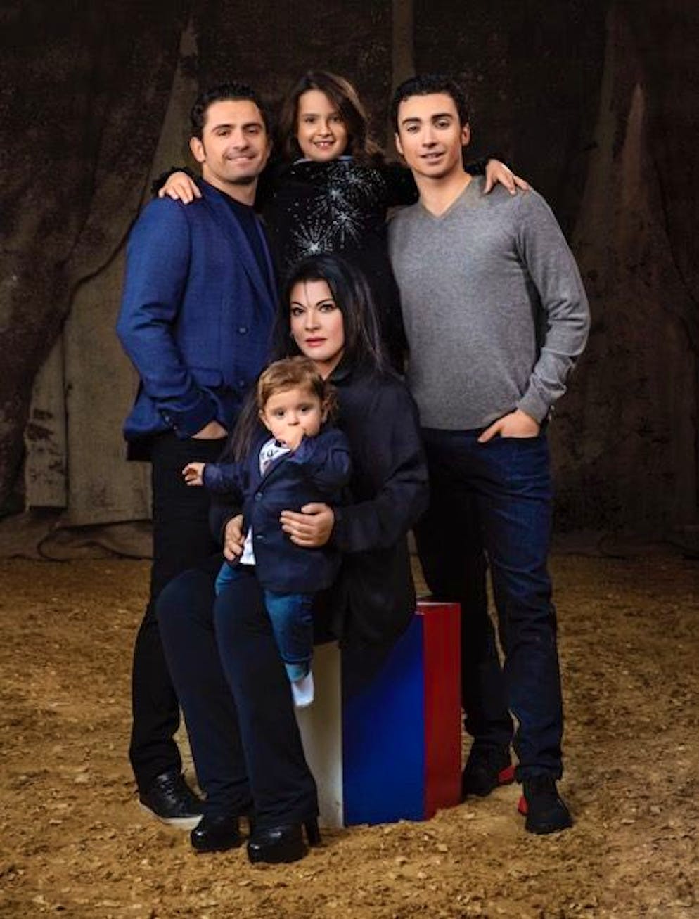 «La casa ha a che fare con le persone. La mia casa è dove vivono la mia famiglia e i miei amici»: Ivan Frédéric Knie insieme alla madre Géraldine, al patrigno Maycol e ai fratelli Chanel e Maycol junior.