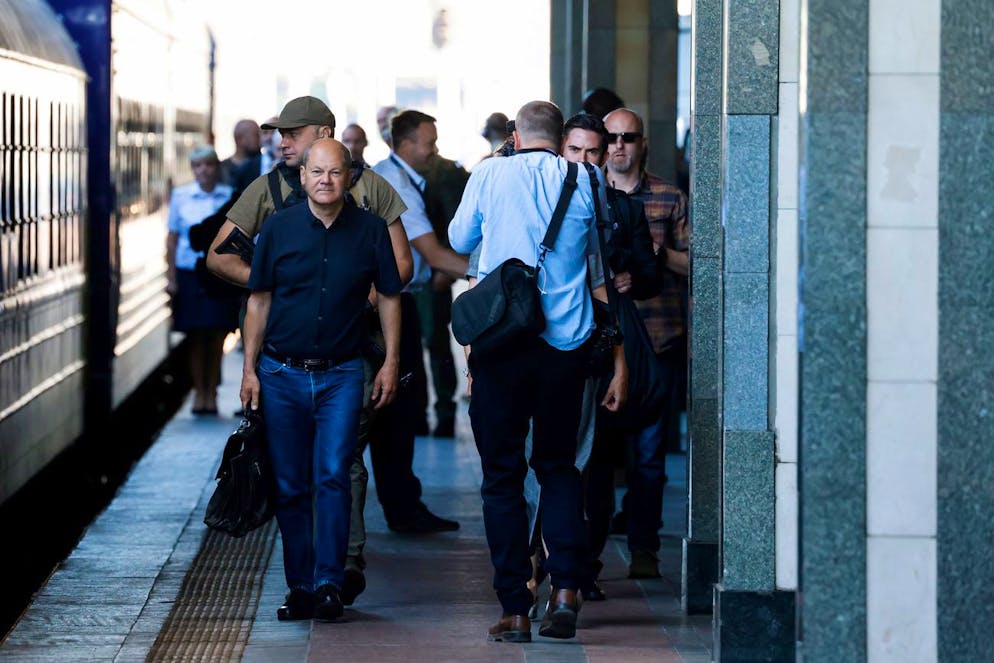 Olaf Scholz am Donnerstag am Bahnhof in Kiew. Der Kanzler reiste zusammen mit Emmanuel Macron und Mario Draghi in die Ukraine. Kurz darauf gab es Luftalarm. 