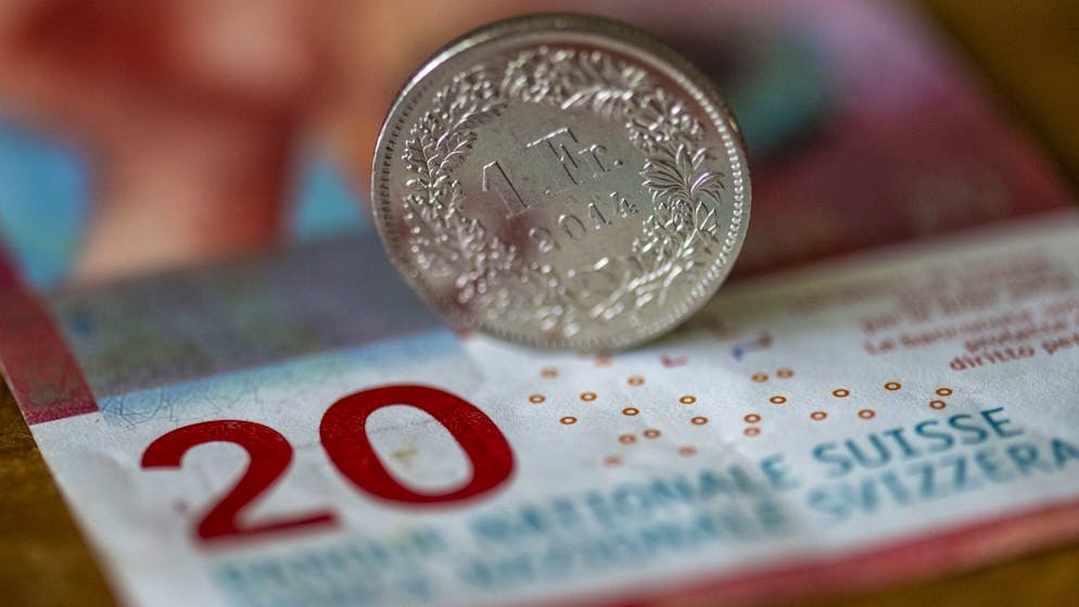Nach der Anhebung des Leitzinses hat passen erste Banken ihre Negativzinsen an. (KEYSTONE/Georgios Kefalas)