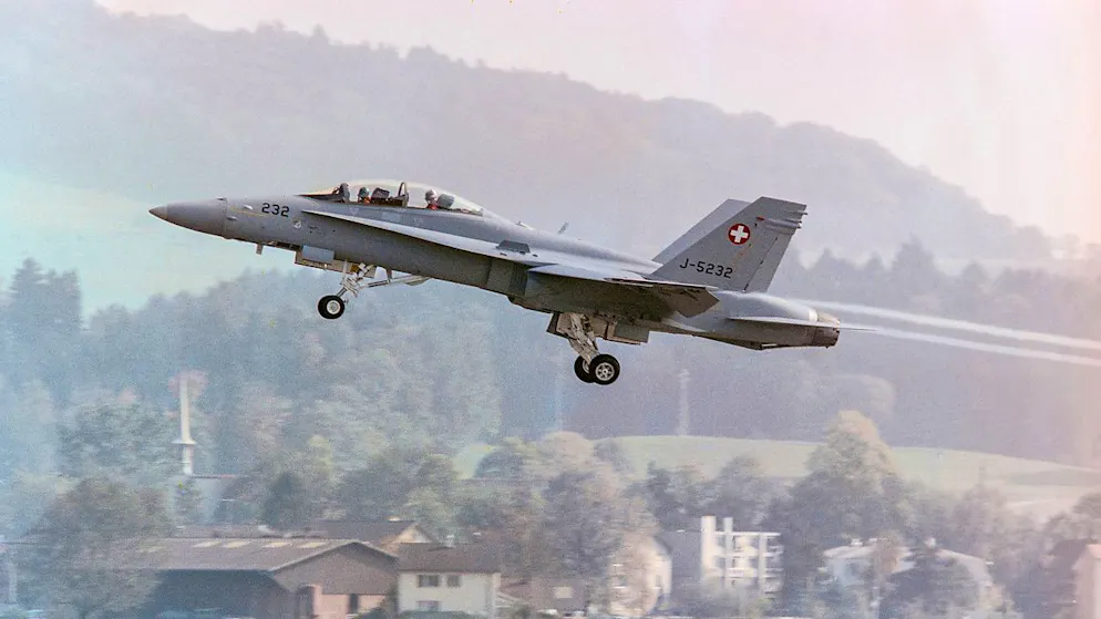 Armee übt den Ernstfall. Was du zur Kampfjet-Übung auf der Autobahn wissen musst