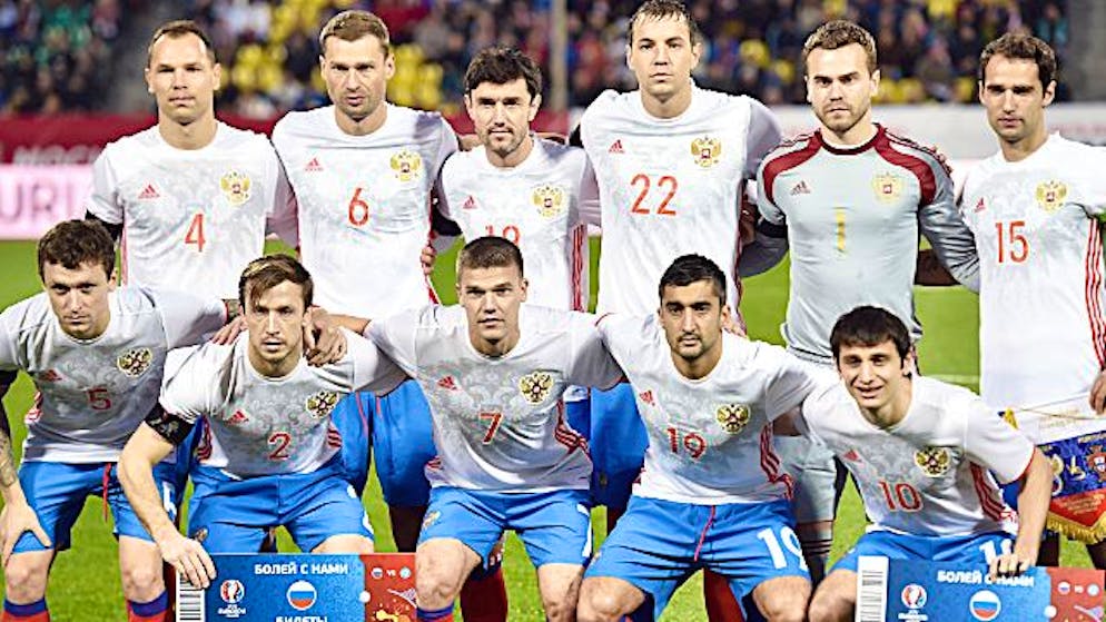 Igor Denisov (Nummer 7) beim Mannschaftsfoto mit seinen russischen Teamkollegen.