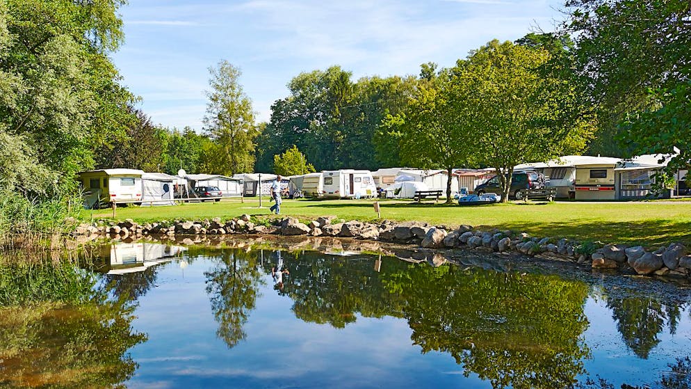 Blick auf den TCS-Campingplatz in Gampelen im Jahr 2017. (Archivbild)