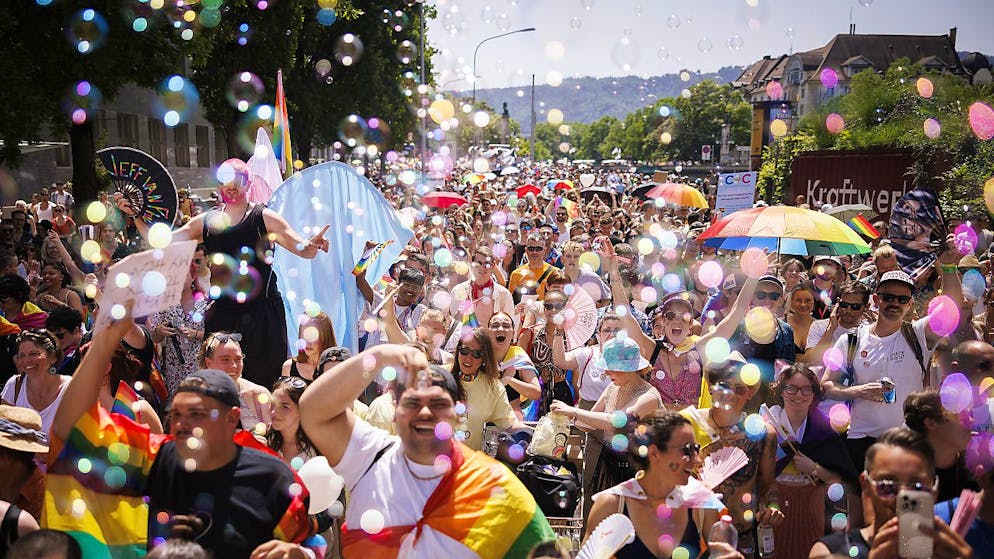 Teilnehmende der diesjährigen Pride in Zürich gestalten einen bunten, friedlichen und fröhlichen politischen Umzug.