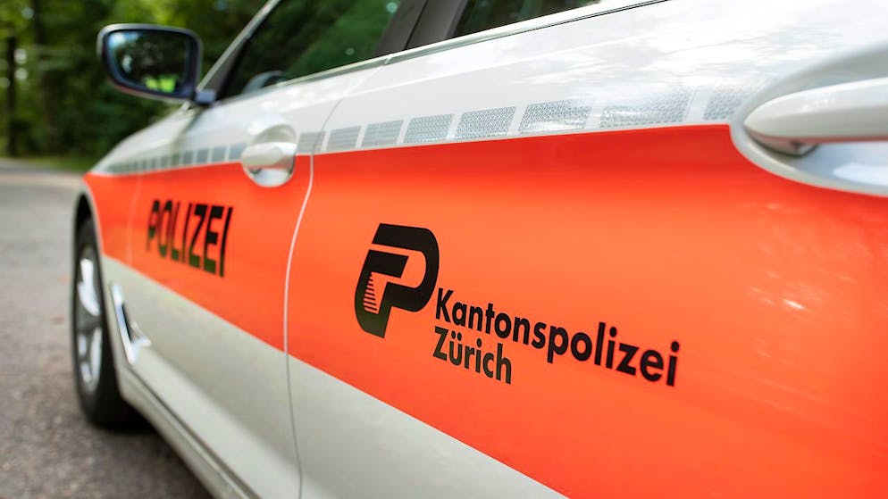 Ein Autofahrer hat in der Nacht auf Samstag einen Motorradfahrer angefahren und ist danach geflüchtet, ohne sich um den Verletzten zu kümmern. (Symbolbild)