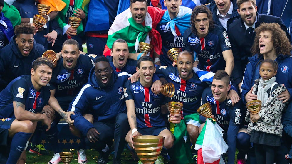 PARIS, FRANCE - APRIL 23: Players of PSG - Thiago Silva, Layvin Kurzawa, Jean-Kevin Augustin, Zlatan Ibrahimovic, Angel Di Maria, Lucas Moura, Marco Verratti, Salvatore Sirigu, Edinson Cavani, Kevin Trapp, David Luiz - celebrate winning the French League Cup final (finale de la Coupe de la Ligue) between Paris Saint-Germain (PSG) and Lille OSC (LOSC) at Stade de France on April 23, 2016 in Saint-Denis nearby Paris. (Photo by Jean Catuffe/Getty Images)