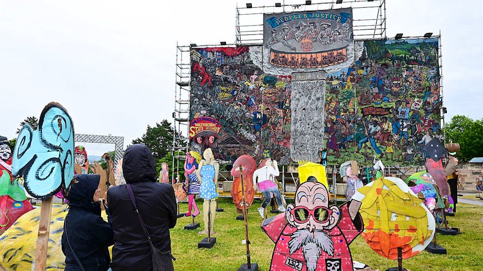 Erneut Antisemitismus-Vorwürfe gegen die documenta fifteen. Auf dem Großgemälde des indonesischen Künstlerkollektivs Taring Padi sind mehrere antisemitische Motive zu sehen. Foto: Uwe Zucchi/dpa - ACHTUNG: Nur zur redaktionellen Verwendung im Zusammenhang mit einer Berichterstattung über die documenta 15 und nur mit vollständiger Nennung des vorstehenden Credits