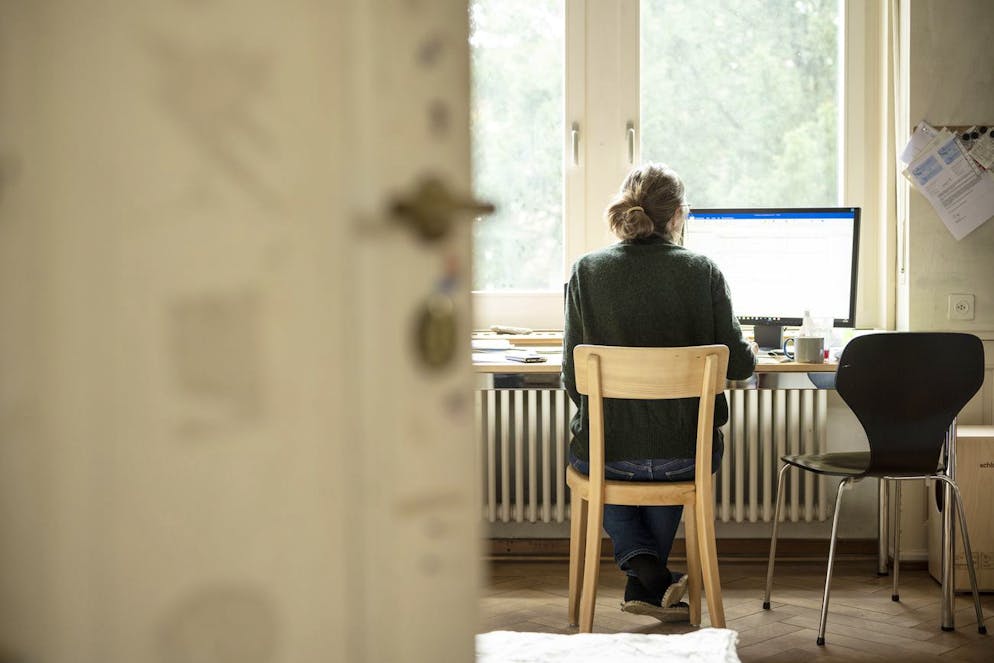 Eine Frau arbeitet an ihrem Arbeitsplatz im Homeoffice, fotografiert am 22. Januar 2021 in Aarau. (KEYSTONE/Christian Beutler)
