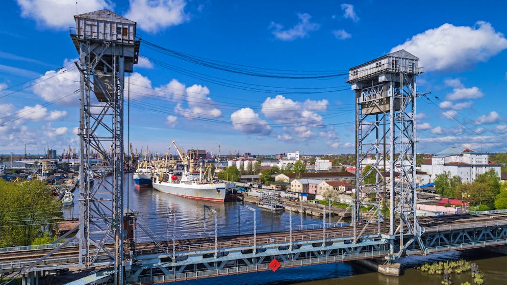 Hafen von Kaliningrad mit historischer doppelstöckiger Brücke (Archivbild).
