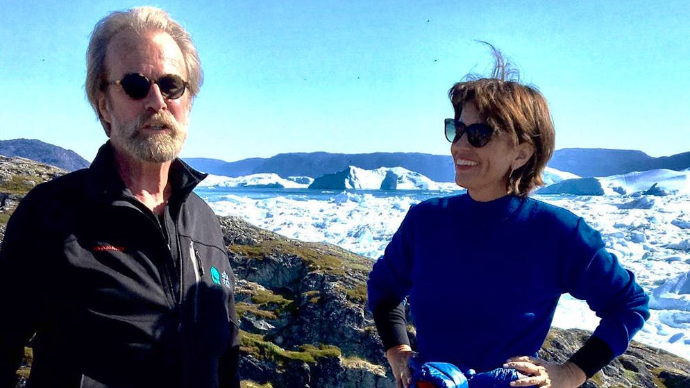 HANDOUT - Bundespraesidentin Doris Leuthard, rechts, spricht mit dem Direktor des WSL Konrad Steffen am Dienstag, 8. August 2017 bei Ilulissat, Groenland. Die Schweiz betreibt seit 1990 die Forschungsstation ''Swiss Camp'', 70 Kilometer nordoestlich von Ilulissat. Das Camp geht auf eine Initiative von Steffen zurueck. Inzwischen sind zusaetzliche 22 Klimamessstationen installiert worden. Die Daten von Swiss Camp bilden laut Steffen die laengste Zeitreihe ueber das groenlaendische Klima. (UVEK/Peter Frey) *** NO SALES, DARF NUR MIT VOLLSTAENDIGER QUELLENANGABE VERWENDET WERDEN ***