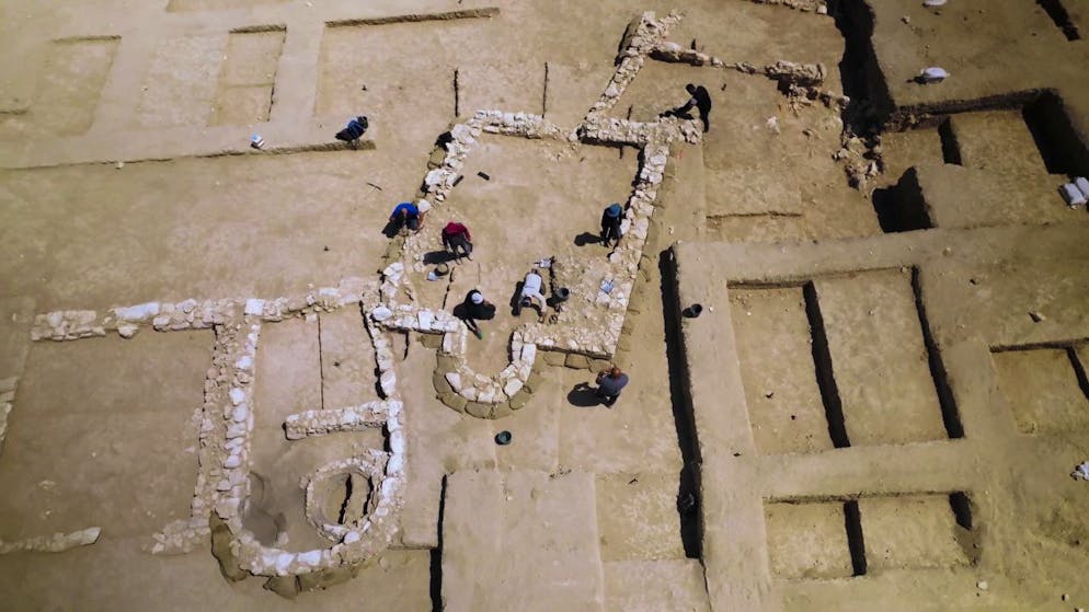 HANDOUT - Blick auf die Ausgrabungen einer mindestens 1200 Jahre alten Mosche in der Negev-Wüste, die in der Beduinenstadt Rahat erbaut wurde. Foto: Emil Aladjem/Israelische Altertumsbehörde/dpa - ACHTUNG: Nur zur redaktionellen Verwendung im Zusammenhang mit der aktuellen Berichterstattung und nur mit vollständiger Nennung des vorstehenden Credits