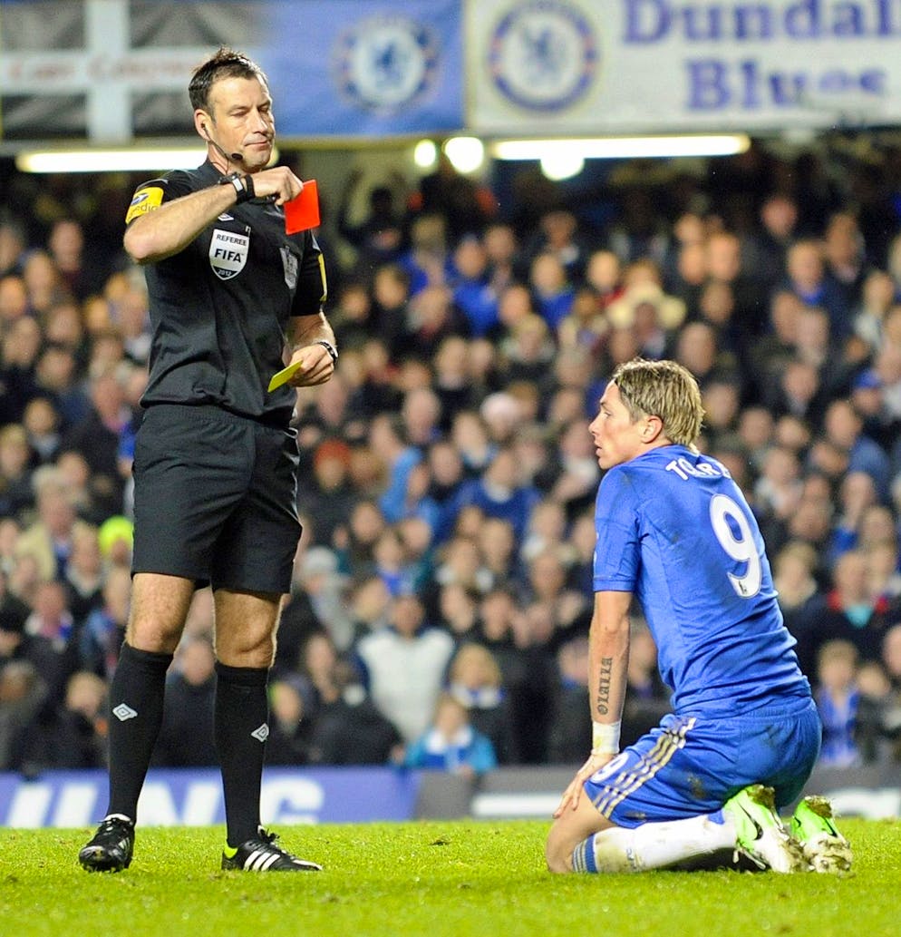 epa03450700 Chelsea's Fernando Torres (R) is sent off by referee Mark Clattenburg during the English Premier League soccer match between Chelsea and Manchester United at Stamford Bridge, London, Britain, 28 October 2012. EPA/GERRY PENNY DataCo terms and conditions apply. http//www.epa.eu/downloads/DataCo-TCs.pdf