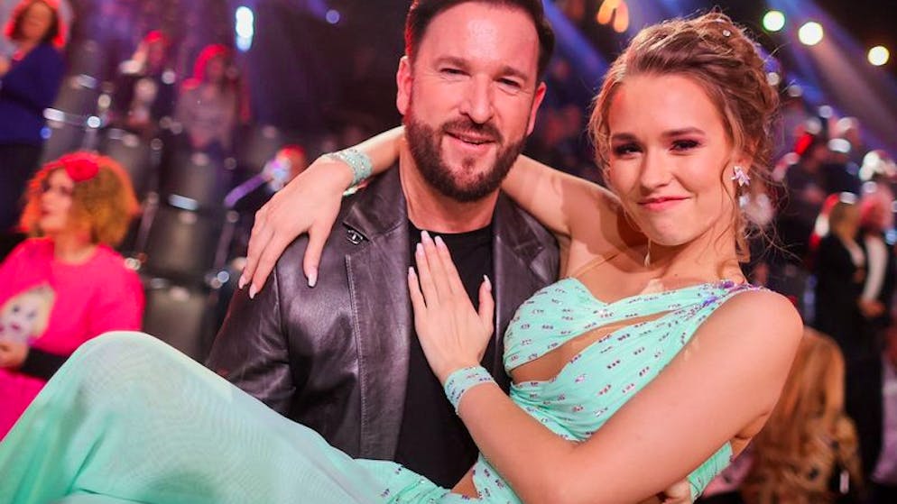 ARCHIV - 07.03.2020, Nordrhein-Westfalen, Köln: Michael Wendler, Schlagersänger, trägt seine Freundin Laura Müller nach der RTL-Tanzshow «Let's Dance» im Coloneum auf den Armen. Am 22. Juni 2022 wird der selbst ernannt «König des Popschlagers» 50 Jahre alt. (zu dpa