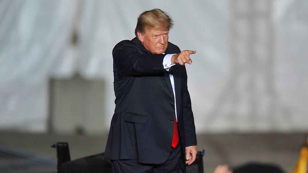 epa09515991 Former US President Donald J. Trump gestures to supporters at a Save America rally at the Iowa State Fairgrounds in Des Moines, Iowa, USA, 09 October 2021. The rally highlights Trumps first visit to Iowa since the general election in November 2020. EPA/STEVE POPE