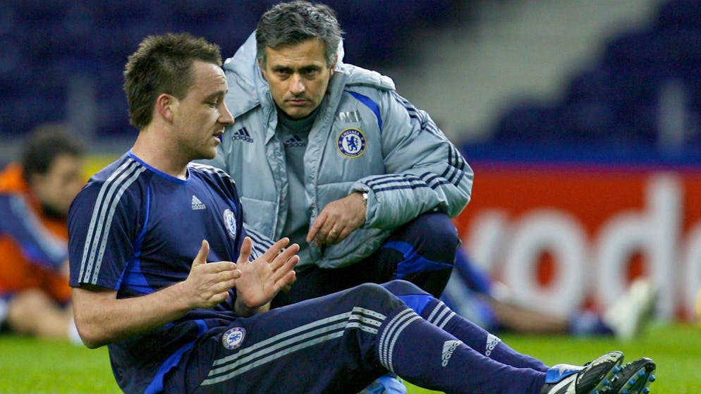 Chelsea captain John Terry, on the left, talks to his coach Jose Mourinho near the end of a training session at Porto's Dragao Stadium on Tuesday, February 20, 2007. Chelsea have of playing with FC Porto in the first eliminatory round of the Champions League, first.  -football match at the stadium on Wednesday.  (Photo AP / Paulo Duarte)