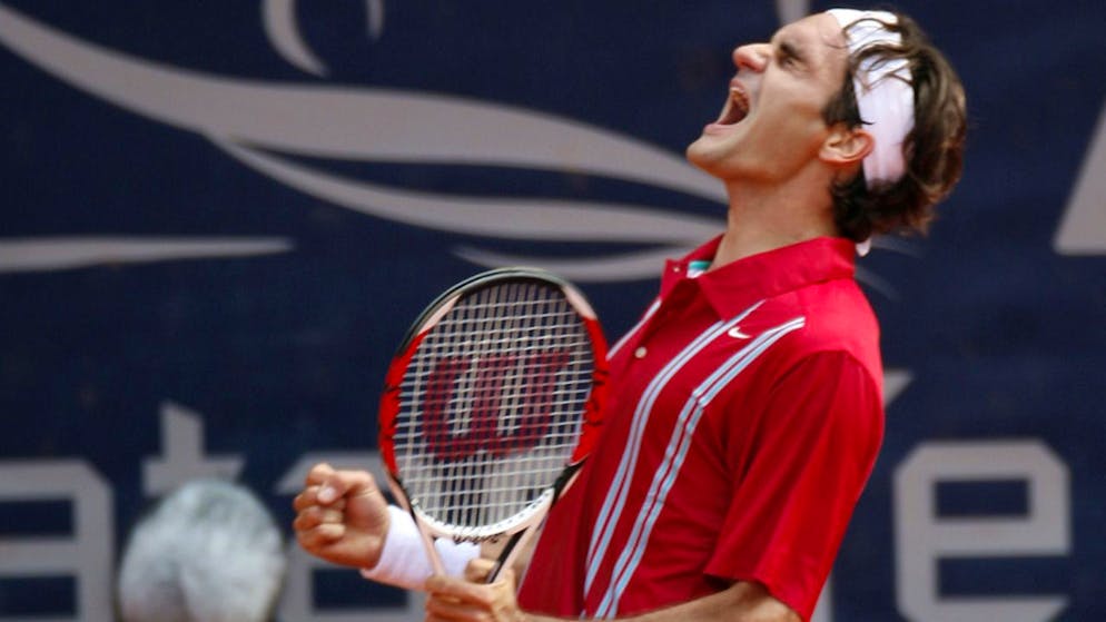 Bildergalerie 103 Titel Roger Federer. Beim Masters in Hamburg schafft Federer das Kunststück, Rafael Nadal auf Sand zu bezwingen. Nach verlorenem Startsatz findet der Baselbieter das Rezept und gewinnt 2:6, 6:2, 6:0.