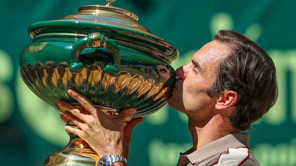 Bildergalerie 103 Titel Roger Federer. In Halle feiert Federer sein erstes «Stängel»: Zum zehnten Mal – und 16 Jahre nach seinem ersten Triumph – gewinnt er das Rasenturnier in Westfalen. Der mittlerweile 37-Jährige lässt David Goffin aus Belgien im Final keine Chance und gewinnt mit 7:6, 6:1.