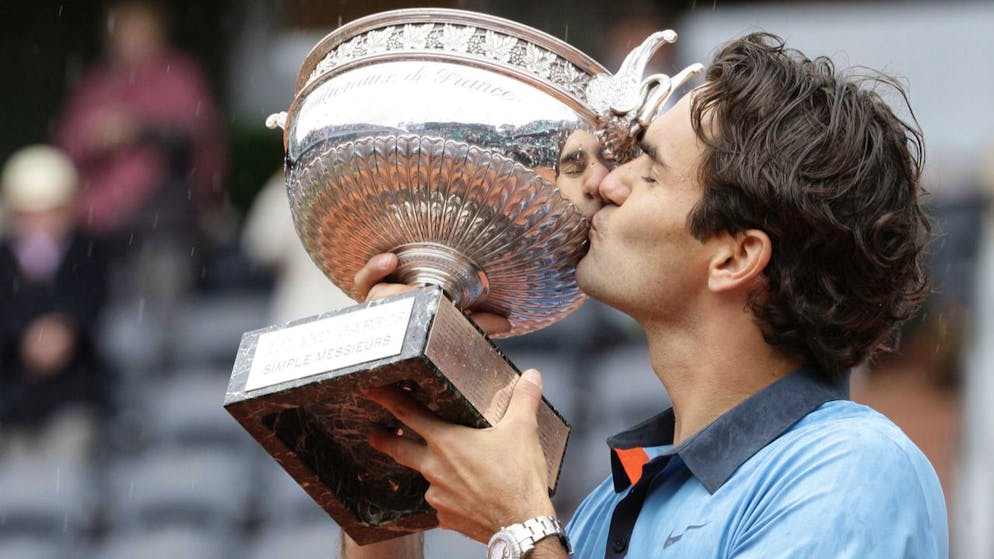 Bildergalerie 103 Titel Roger Federer. 7. Juni 2009: Es ist vollbracht! Federer gewinnt Roland Garros und schafft damit den Karriere-Grand-Slam, er hat nu jedes Major zumindest einmal gewonnen. Im Endspiel bezwingt er Robin Söderling, der zuvor Nadal aus dem Weg räumt, mit 6:1, 7:6 und 6:4.