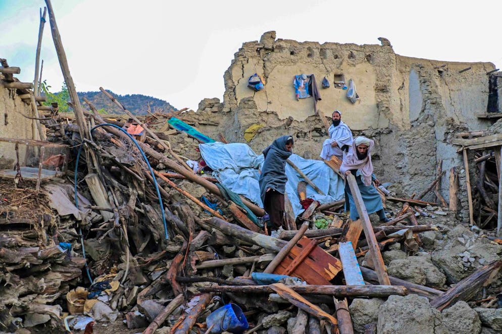epa10028873 People affected by earthquake wait for relief in Gayan village in Paktia province, Afghanistan, 23 June 2022. More than 1,000 people were killed and over 1,500 others injured after a 5.9 magnitude earthquake hit eastern Afghanistan before dawn on 22 June, Afghanistan's state-run Bakhtar News Agency reported. According to authorities the death toll is likely to rise. EPA/STRINGER
