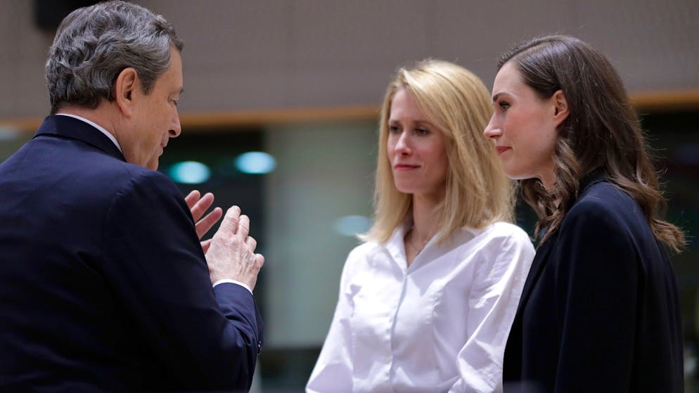 epa09986552 (L-R) Italian Prime Minister Mario Draghi, Estonian Prime Minister Kaja Kallas and Finland's Prime Minister Sanna Marin at the first day of a Special European Summit on Ukraine at the European Council, in Brussels, Belgium, 30 May 2022. EPA/OLIVIER HOSLET