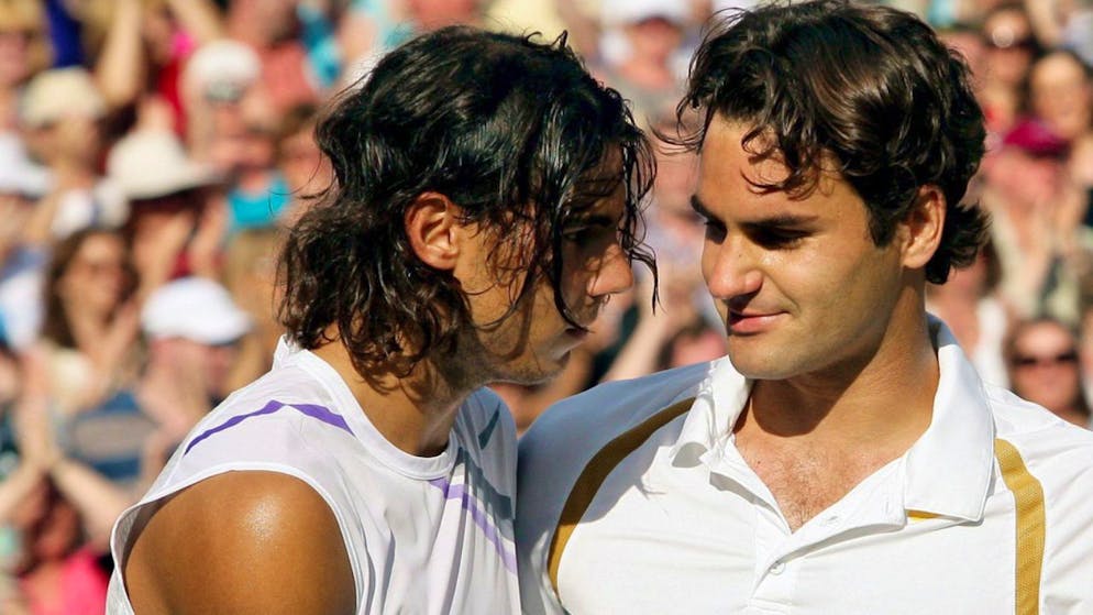 Bildergalerie 103 Titel Roger Federer. 8. Juli 2007: In einem dramatischen Fünfsatz-Krimi zwingt Roger seinen Rivalen Nadal in die Knie. Das 7:6, 4:6, 7:6, 2:6, 6:2 bringt ihm den fünften Titel auf dem heiligen Rasen in Serie.