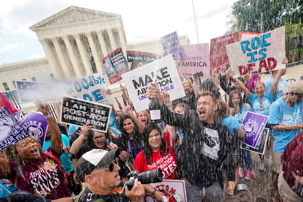 Oberstes US-Gericht kippt liberales Abtreibungsrecht - Gallery. Eine Gruppe Abtreibungsgegner feiert vor dem Gebäude des Obersten Gerichtshofs der USA mit Sekt, nachdem der Oberste Gerichtshof das liberale Abtreibungsrecht gekippt hat.