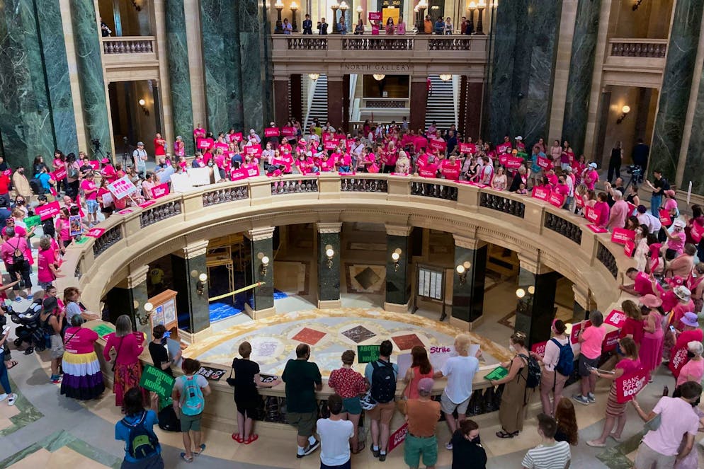 Oberstes US-Gericht kippt liberales Abtreibungsrecht - Gallery. Abtreibungsbefürworter demonstrieren in der Rotunde des Wisconsin State Capitol. Der Oberste Gerichtshof der USA hat das liberale Abtreibungsrecht gekippt.