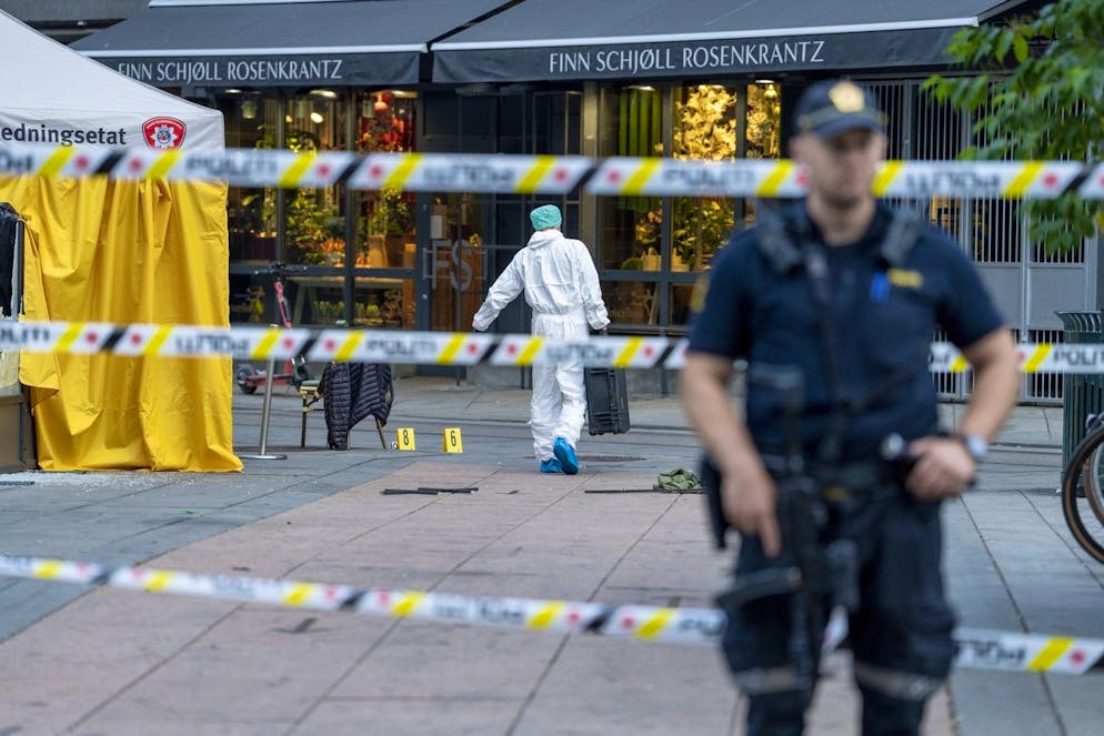 epa10033124 Police investigate the scene after several shots were fired, outside the London Pub in the center of Oslo, Norway, 25 June 2022. Two people were killed and at least 10 were injured after a gunman fired shots outside the London Pub, a gay bar and nightclub. EPA/Javad Parsa NORWAY OUT