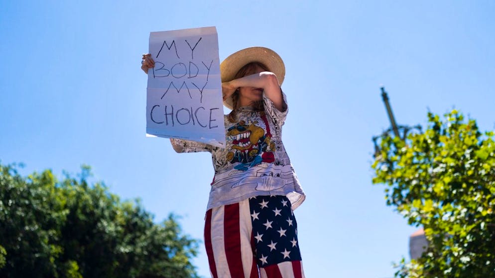Die Abtreibungsrechtlerin Eleanor Wells wischt sich während einer Demonstration in Los Angeles die Tränen ab. Foto: Jae C. Hong/AP/dpa