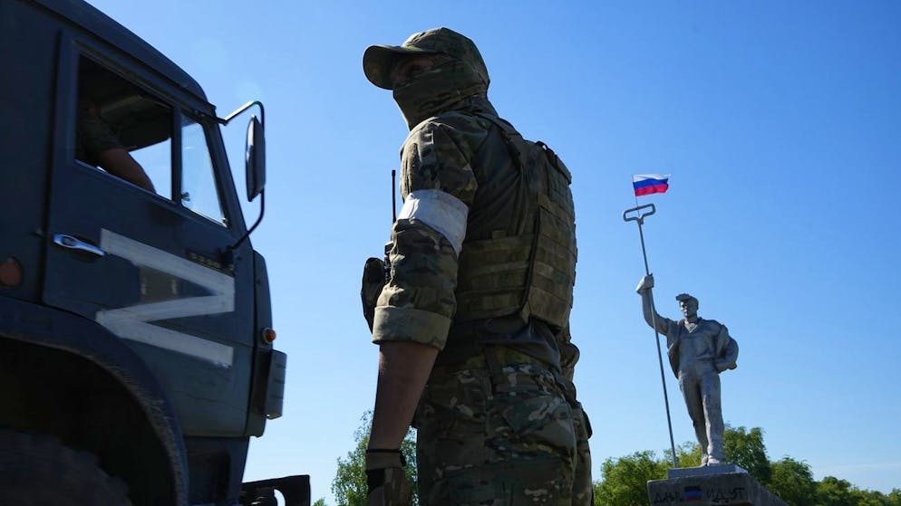 Russischer Soldat am Stadteingang von Mariupol am 12. Juni 2022.