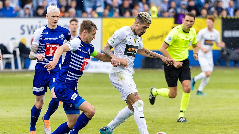 Schaffhausens Stürmer Joaquin Ardaiz (rechts) kontrolliert im Barrage-Rückspiel gegen Luzerns Marco Burch den Ball