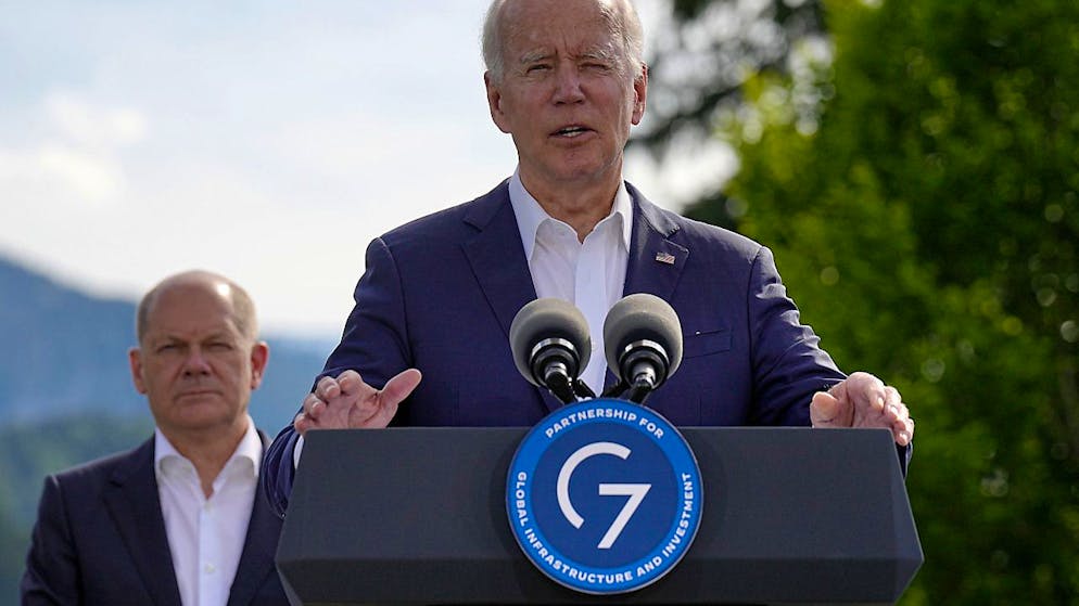 Joe Biden (r), Präsident der USA, spricht bei einem Pressestatement zum Thema Partnerschaften für globale Infrastruktur und Investment im Rahmen des G7-Gipfels. Die G7-Staaten wollen bei ihrem Gipfel in Bayern nach Angaben von Joe Biden auf Twitter ein Importverbot für russisches Gold verkünden. Foto: Michael Kappeler/dpa