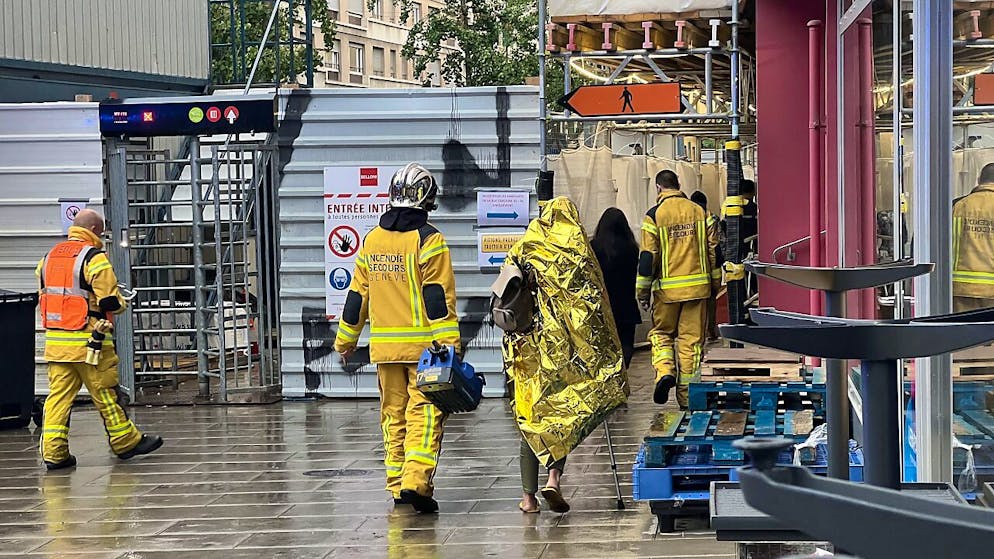 20 Menschen mit Vergiftungssymptomen nach Brand in Genf - Gallery. Die Bewohner des Hauses in Carouge, bei dem ein Brand ausbrach, könnten nicht sofort in ihre Wohnungen zurückkehren.