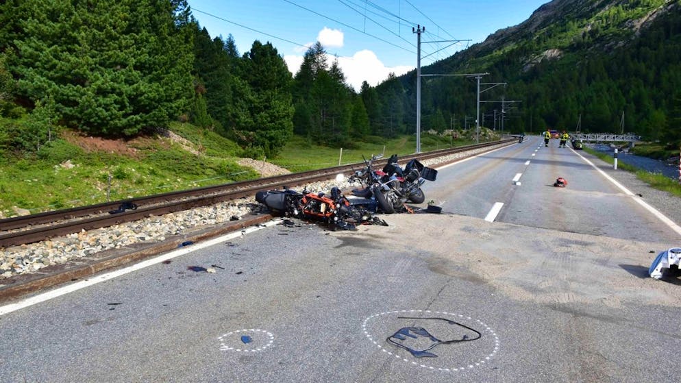 Bei dem schweren Töffunfall unweit des Berninapasses kamen am Samstag drei Menschen ums Leben.