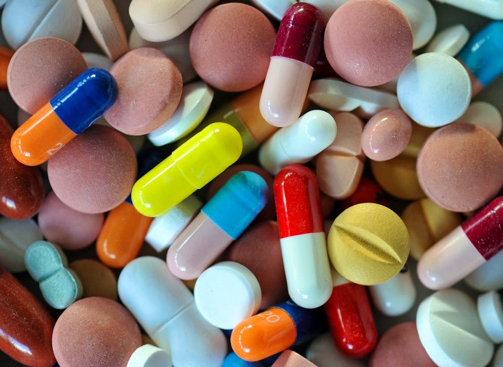 ARCHIV - ILLUSTRATION - Verschiedene Pillen und Tabletten liegen auf einem Teller, aufgenommen am 20.02.2012. (zu dpa «Jahrbuch Sucht 2017» mit Daten über Suchtmittel erscheint